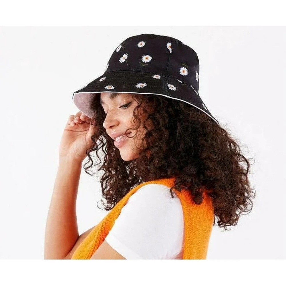 Alice + Olivia Daisy and White Reversible Bucket Hat